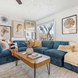 Bluebird 3 Bedroom Home in the Heart of Drumheller，位于德兰赫勒的酒店