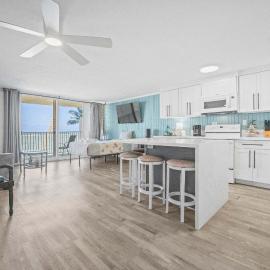 Beautiful Beachfront Condo，位于拉耶的酒店