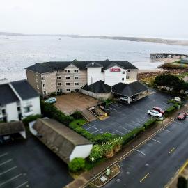 Siletz Bay Beachfront Hotel by OYO Lincoln City,位于林肯市的酒店