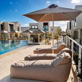 Avalon Gardens Pink&Blue Villa with swimming pools sauna restaurant gym，位于Emba的酒店