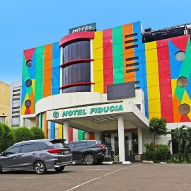 Super OYO Townhouse OAK Hotel Fiducia Serpong，位于塞尔蓬的酒店