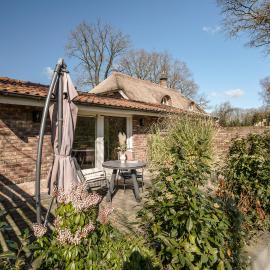 Rustig Tiny House in het groen nabij Enschede & UT，位于恩斯赫德的酒店