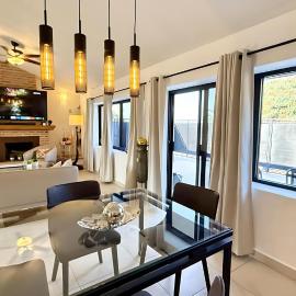 Stunning Ajijic Lake Chapala 2 Bdrm-AC-Bikes-Gym-Pickleball Court-Golf Cart，位于阿吉吉克的酒店