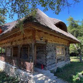 Casa cu Stuf - Căsuță de Poveste cu Acoperiș de Stuf Refugiu Rustic și Modern în Natură lângă pârâu Loc de joaca pentru Copii Parcare Foișor，位于Marga的酒店