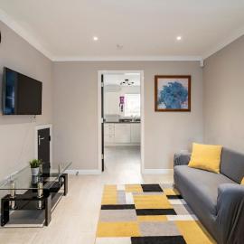 Superb 3 Bed Home Away from Home in Glasgow, just off M8 with free parking，位于斯代普斯的酒店
