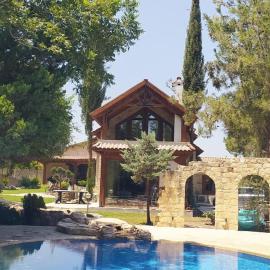 Stone Garden Oasis Cottage，位于利马索尔的酒店