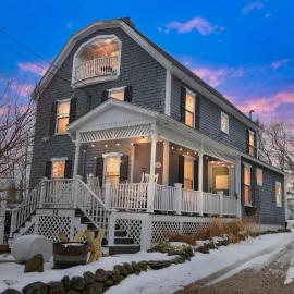 Main House - 3 Story 5 Bed 3 Bath Private Deck Courtyard Pet Friendly fee applies