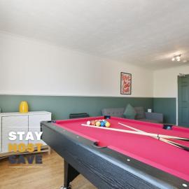 Stupton House, Large 3 Bed House that Sleeps 8 with Full Size Pool Table & FREE Parking - Hosted by Stay Host Save，位于Brightside的酒店