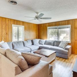 Close to Coastal Beaches & Bay Side to Sound，位于斩魔山的酒店
