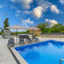 Adri Villa with private heated pool, jacuzzi, sauna & gym，位于克拉斯的酒店
