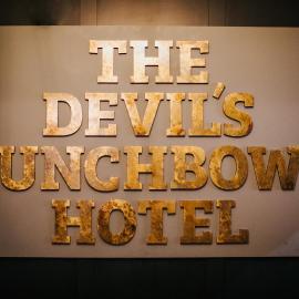 The Devil's Punchbowl Hotel，位于欣德黑德的酒店