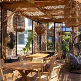 Sea & Sand Hotel，位于伏罗拉的酒店