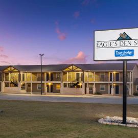 Eagle's Den Suites Cotulla a Travelodge by Wyndham