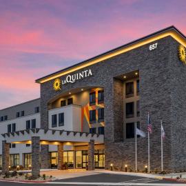 La Quinta Inn and Suites by Wyndham Lincoln，位于林肯的酒店
