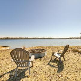Deck & Scenic Views: Lakefront Cottage in Hale!，位于Hale的酒店