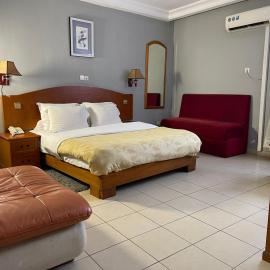 Hotel Peninsule Bonamoussadi Douala，位于杜阿拉的酒店