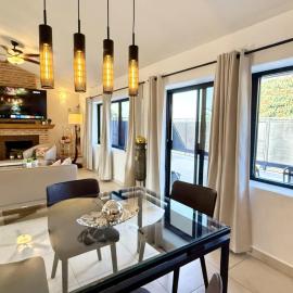 Luxurious 3-Bedroom Retreat in Ajijic - San Antonio- Walk to Everything，位于San Antonio的酒店