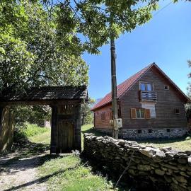 Vila ATX - Cabană Alpina din Lemn în Inima Naturii Relaxare în Natură Liniște, Râu, Foișor și Spațiu pentru Joacă，位于Marga的酒店