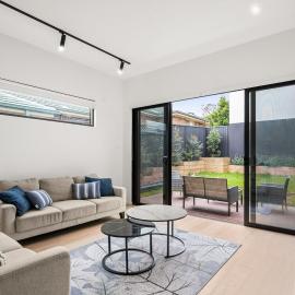 2M 4B Abnb-Style Home in Miranda Nr Westfield & Train with Free Parking，位于米兰达的酒店