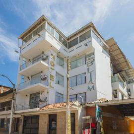 Hotel B´liam，位于通贝斯的酒店