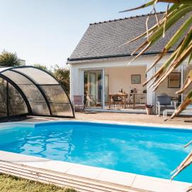 Tipoz'Immo - Belle Bretagne piscine chauffée - proche de la mer - wifi inclus - linge inclus et lits faits - jardin clos - animaux bienvenus - proche des commerces et des attractions touristiques，位于Plovan的酒店