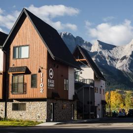 Basecamp Resorts Canmore，位于坎莫尔的酒店