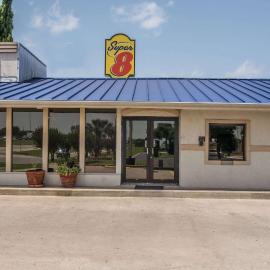 Super 8 by Wyndham San Marcos，位于圣马科斯的酒店