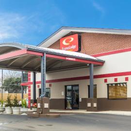 Econo Lodge Inn & Suites I-35 at Shawnee Mission，位于欧弗兰帕克的酒店