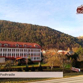 Hotel Podhradie，位于瓦赫河畔比斯特里察的酒店