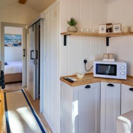 The Gatwick Cabin With Airport Parking Available，位于霍利的酒店