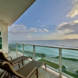Oceanfront Villa 4BR 4 BA Real Mediterraneo，位于提华纳的酒店