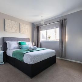 Clicketts - 3-Bedroom, Full Entire House, Sleeps 6 guests, Free wifi, Street Parking, Smart TV, Basildon, Essex London