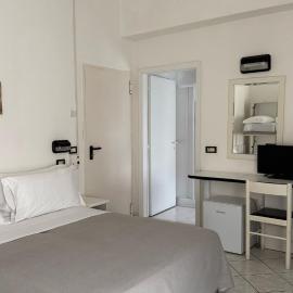 Hotel Ambassador Room Only - Self Check-in，位于卡托利卡的酒店