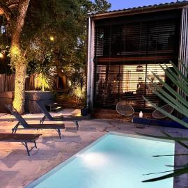 Modern Villa Close to Beach，位于塔尔诺斯的酒店