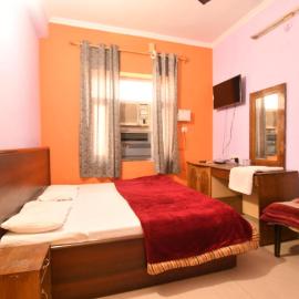 New Samrat Hotel & Restaurant，位于Srīnagar的酒店