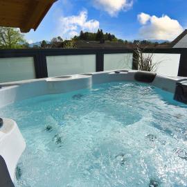 "Penthouse Suite" mit Whirlpool Romantik und Privatsphäre，位于罗森海姆的酒店