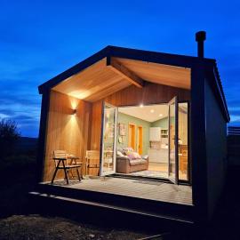 Under the Oak Glamping，位于卡菲利的酒店