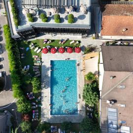 Hotel CampingPark Steiner，位于拉伊韦斯的酒店