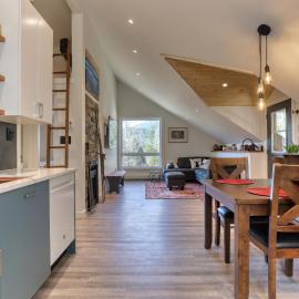 "NEWLY BUILT HOME" on 5 acres by the beach，位于尼尔逊的酒店