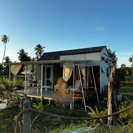 Beachfront Tiny House, Koh Samui, Thailand with FREE Rowboat，位于苏梅岛的酒店