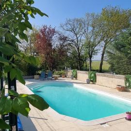 Gites de charme avec piscine - proche Amboise et Châteaux de la Loire，位于莫讷的酒店
