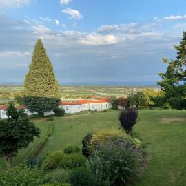 Apartment Bodenseepanorama mit wunderschönem Alpenpanorama und Indoor-Pool，位于Oberteuringen的酒店