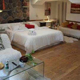 Serene Don River Nature gateway- 3BR suite, Private Patio, Free Parking，位于多伦多的酒店
