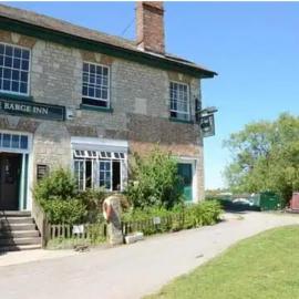 The Barge Inn, Honeystreet，位于Alton Barnes的酒店