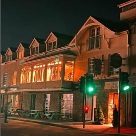 The Lough & Quay Accommodation Seaside Property，位于沃伦波因特的酒店