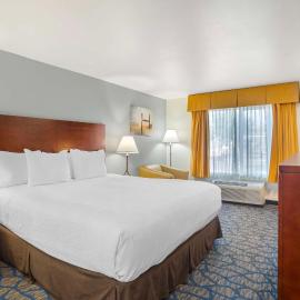 Best Western Plus Villa Del Lago Inn Patterson，位于Patterson的酒店