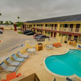 Deluxe Inn and Suites，位于Raymondville的酒店