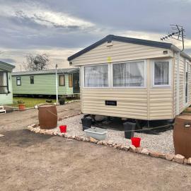 Delta, Bromley 4-Bedroom Located in Uddingston, Glasgow at Maryville Caravan Site，位于阿丁斯顿的酒店