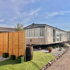 Atlas 2 Bedroom Caravan - Located in Uddingston, Glasgow at Maryville Caravan Site，位于阿丁斯顿的酒店