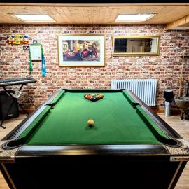 Ramsgate Seafront Apartment with Jacuzzi Bath & Pool Table，位于拉姆斯盖特的酒店